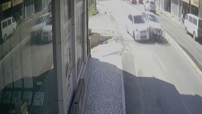 İstanbul'da kaza yapan otomobil iş yerine daldı