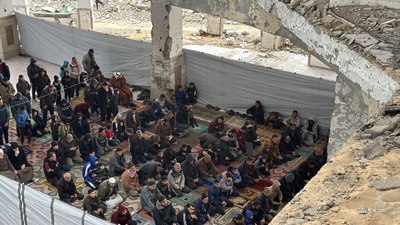Gazze’de Ramazan ayının ilk cuma namazı yıkıntılar arasında kılındı