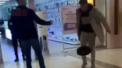 Sivas'ta arızalanan robot süpürgesini mağazanın önünde parçaladı