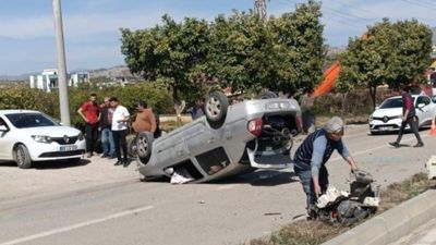 Adana'da takla atan otomobili çevredekiler imece usulü düzeltti