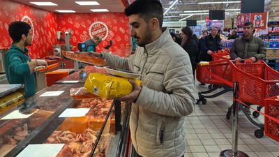Ramazan ayında yarı yarıya düşen kıyma fiyatı uzun kuyruklar oluşturdu