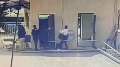 İstanbul'da erkek arkadaşının üstünü arayan polise saldırdı