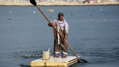 Gazzeli balıkçı buzdolabı kapağından sal yaptı