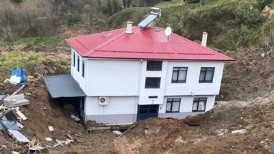 Artvin'de iki katlı ev heyelanda 50 metre sürüklendi