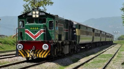 Pakistan'da 450 tren yolcusu rehin alındı