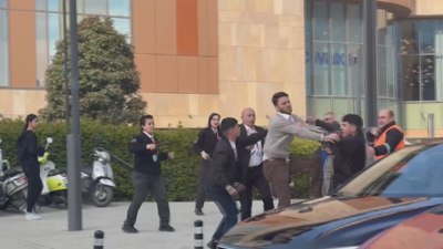 İstanbul'da AVM önünde bıçaklı kavga