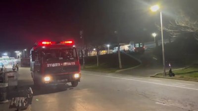 İstanbul'da iskelede seyreden bisikletli denize düştü