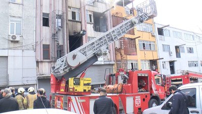 Bayrampaşa'da çorap imalathanesinde yangın: 2 işçi kurtarıldı