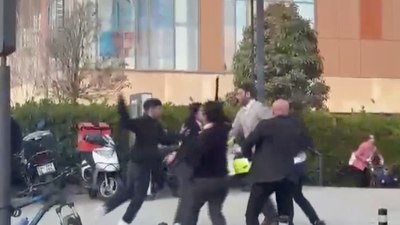 İstanbul'da AVM önünde bıçaklı kavga kamerada