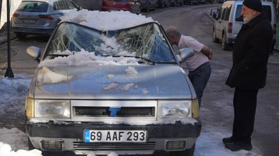 Bayburt'ta kar kütlesinin düştüğü Tofaş marka araç hurdaya döndü