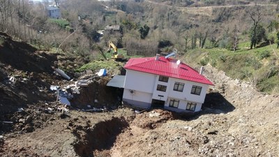 Heyelanda bütünlüğü bozulmayan ev yıkılacak