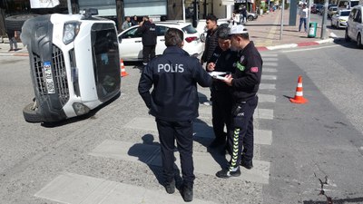 Antalya'da para taşıyan zırhlı araç kazaya karıştı paralar çuvallarla nakledildi