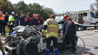 İzmir'de tıra çarpan otomobil sürücüsü hayatını kaybetti