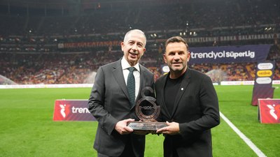 Galatasaray'dan Okan Buruk'a plaket