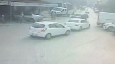 Edirne'de otomobil, iş yerine daldı