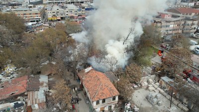 Ankara'da hurda kağıt istiflenen metruk bina alev alev yandı