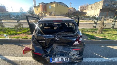 Diyarbakır’da minibüs otomobile çarptı: 6 yaralı