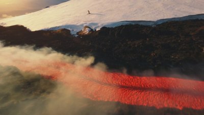 İtalya'da Etna Yanardağı patlarken kayak yaptı