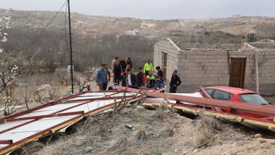 Nevşehir’de rüzgarda uçan çatı işçilerin üzerine düştü: 2 yaralı