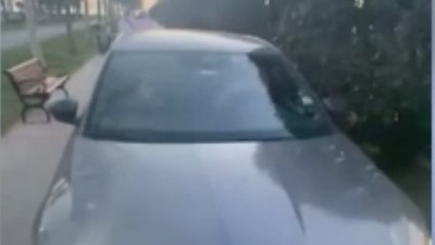 Kaldırımda yayadan yol isteyen maganda