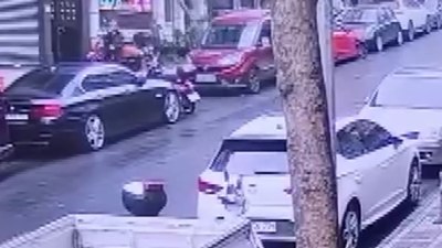 İstanbul'da yürürken üzerine direk devrildi