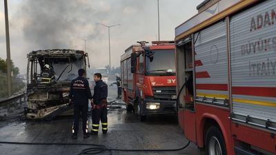 Adana'da toplu taşıma aracı alev alev yandı