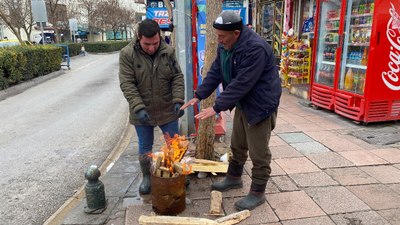 Eskişehir'de dün kısa kollu ile gezenler bugün ateş başında ısındı