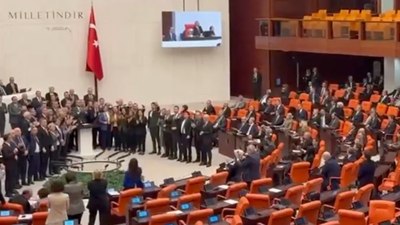 TBMM'de CHP'li vekiller kürsüyü işgal etti