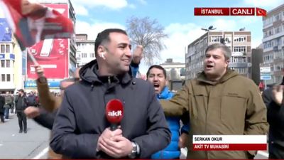 Ekrem İmamoğlu'na destek protestosu sırasında Akit TV'ye saldırı