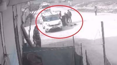 Hatay'da motosikletin ticari araca ok gibi saplandığı kaza kamerada