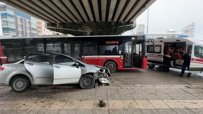 Samsun'da ani manevra yapan otomobil refüje çıktı: 1 yaralı