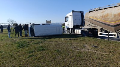 Antalya’da beton mikseri kamyonetle çarpıştı