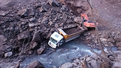 Düzce'de kamyon ve iş makinesi heyelan altında kaldı