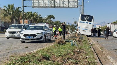 Antalya'da direksiyonu kilitlenen yolcu otobüsü refüje çıktı