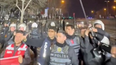 Saraçhane'de polis ekipleri, Türk bayrağını dalgalandırdı