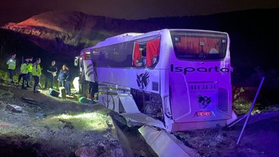 Aydın'da yolcu otobüsü şarampole devrildi: 1 ölü, 32 yaralı
