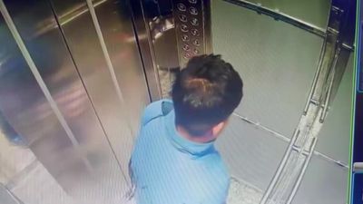 İstanbul'da bir davulcu girdiği binanın asansörüne tuvaletini yaptı