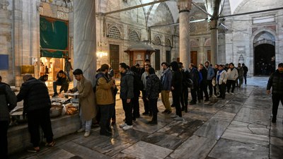 Şehzadebaşı Camisi'nde toplanan kalabalık caminin tahribatına karşı nöbet tuttu