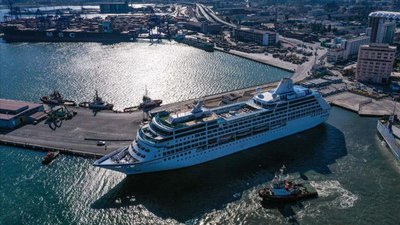 İzmir'e iki kruvaziyerle 2 bin 983 turist geldi