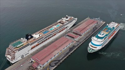 İzmir'e iki kruvaziyerle 2 bin 983 turist geldi