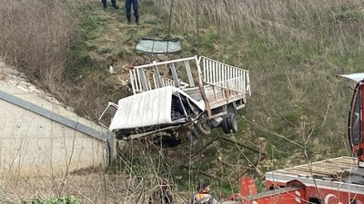 Çanakkale'de şarampole uçan kamyonetin ehliyetsiz sürücüsü öldü