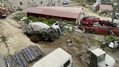 Aydın'da beton mikseri çukura düştü
