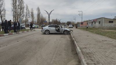 Van'da otomobil ilçe girişindeki kemerin ayağına çarptı