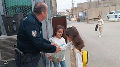 Şırnak'ta pamuk şeker dağıtan polisten bayram şekeri ikramı