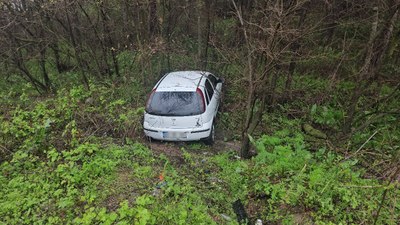 Balıkesir'de tabelaya çarptı: Uçuruma yuvarlandı
