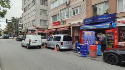 İstanbul'da tekel bayine gelen hırsız bir şişe içkiyi çalıp kaçtı