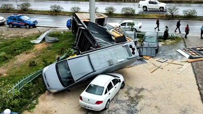 Antalya'da hortumun havalandırdığı minibüs, otomobilin üzerine düştü