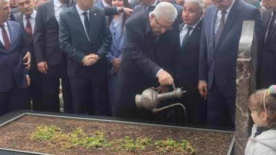 MHP'nin kurucu lideri Alparslan Türkeş kabri başında anıldı