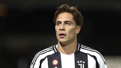 Kenan Yıldız seccadeyle namaza giderken görüntülendi