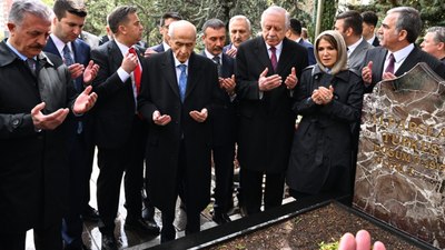 Devlet Bahçeli mesaisine Alparslan Türkeş'in kabrinde dua ederek başladı